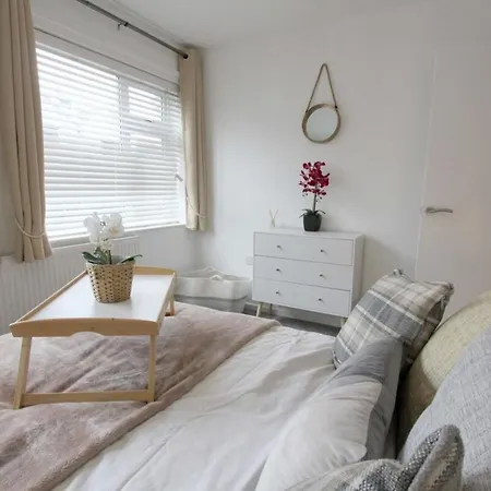 Modern And Stylish 1bd Flat In *