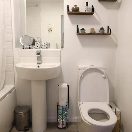 Modern And Stylish 1bd Flat In Apartment *