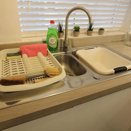 Modern And Stylish 1bd Flat In דירה *